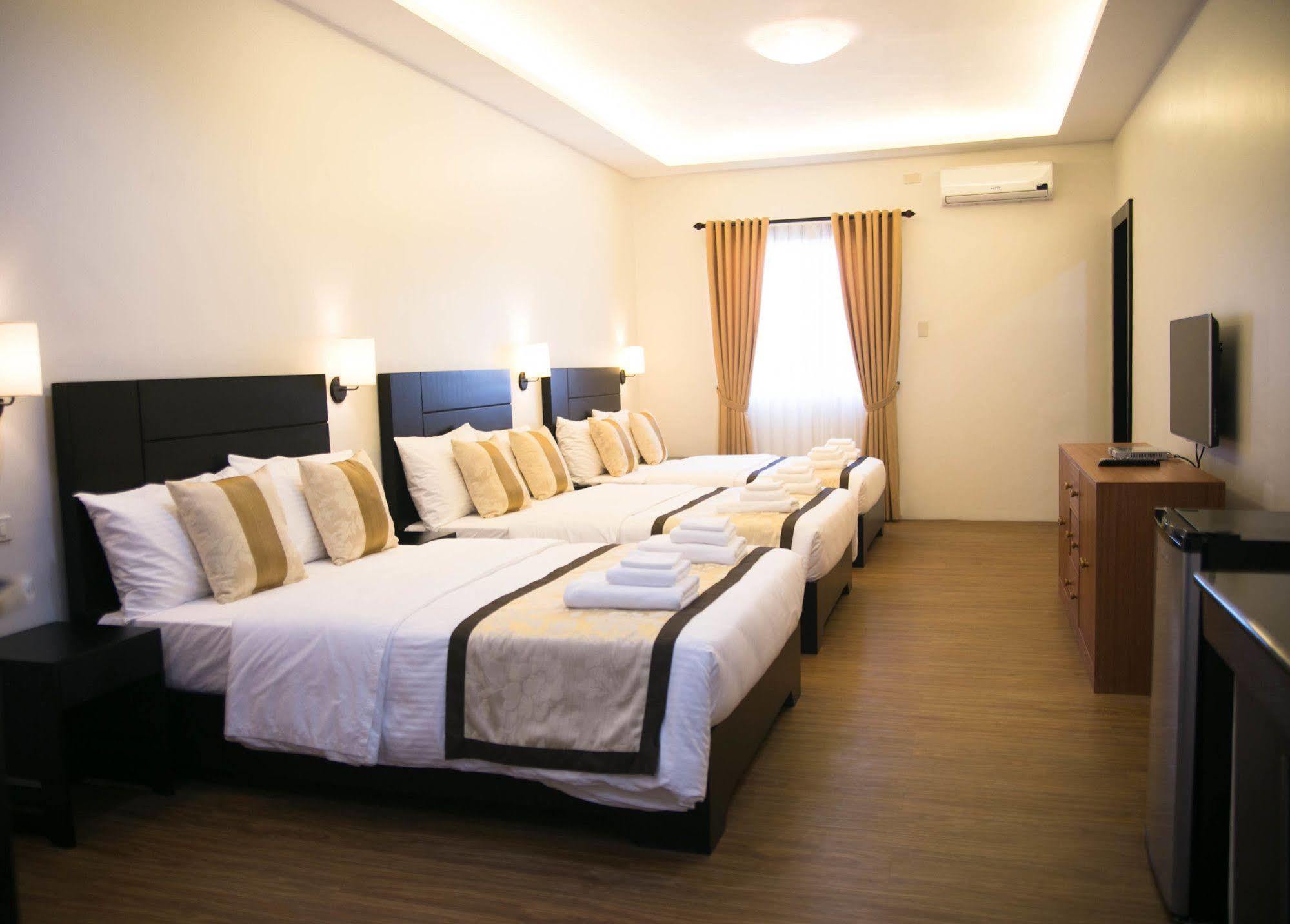 Capital O 642 The Junction Tagaytay Hotel Tagaytay City Buitenkant foto