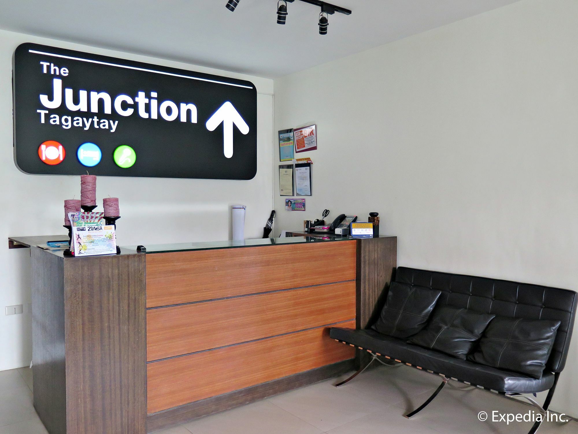 Capital O 642 The Junction Tagaytay Hotel Tagaytay City Buitenkant foto